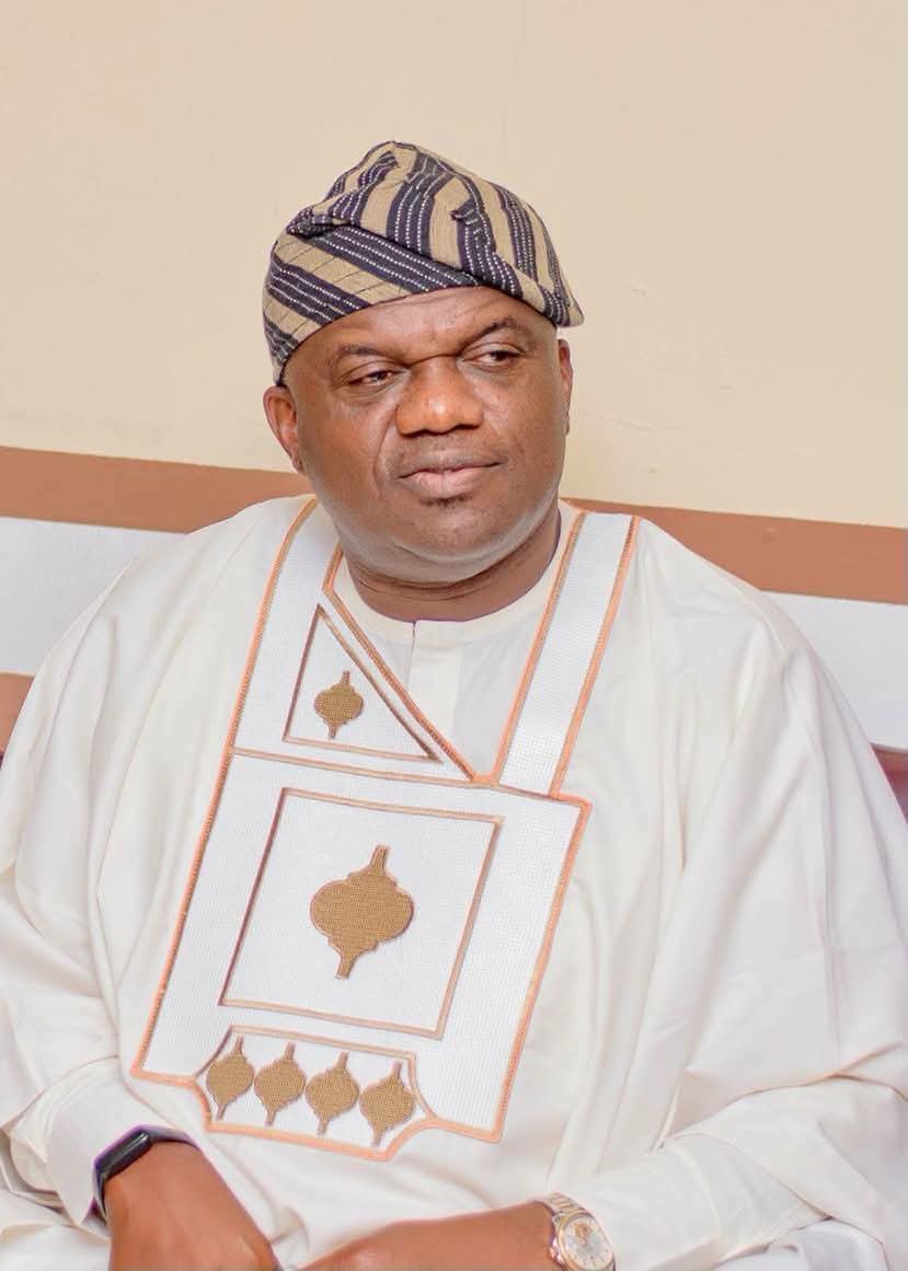 Kwara South APC Candidate Donates 100 Solar Lights To 27 Communities